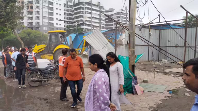 जिला प्रशासन की बड़ी कार्रवाई.अतिक्रमण कर बनायी गई 11 दुकानें ध्वस्त-करोड़ों रुपये मूल्य की शासकीय जमीन करायी गई अतिक्रमण मुक्त.