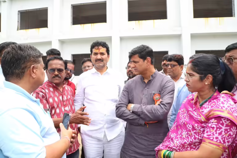 “काम में देरी और घटिया क्वालिटी पर जताई नाराज़गी, ठेकेदार टर्मिनेट, अधिकारियों को चेतावनी”