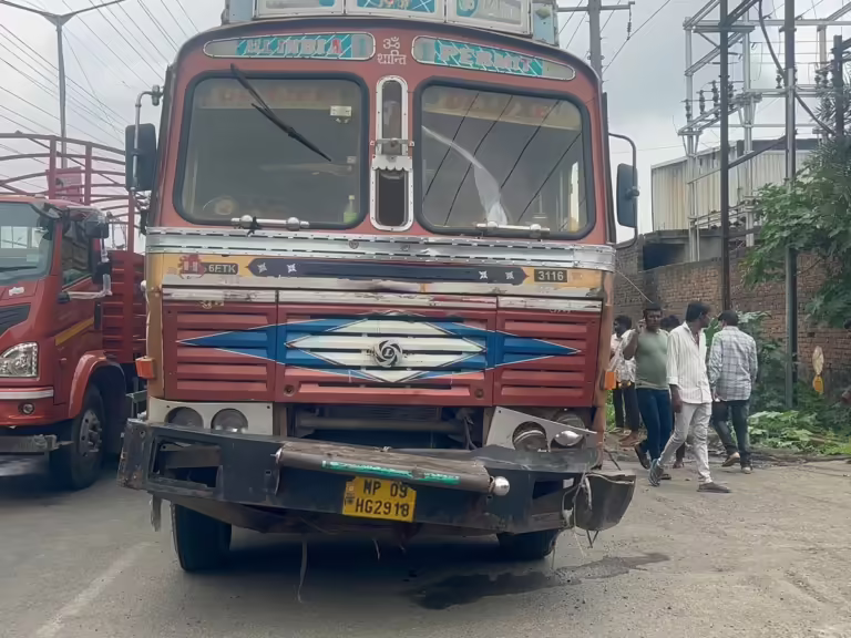 ट्रक की टक्कर से युवक के दोनों पैर जख्मी:पीथमपुर के सेक्टर एक थाना क्षेत्र में हादसा
