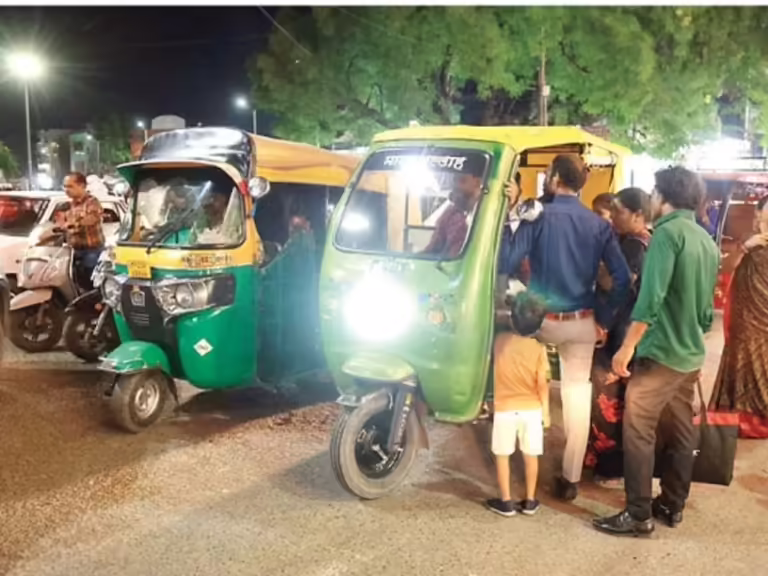 ई-रिक्शा की मनमानी से इंदौरवासी परेशान…न रुकने का नियम, मीटर भी नहीं, न स्टैंड तय