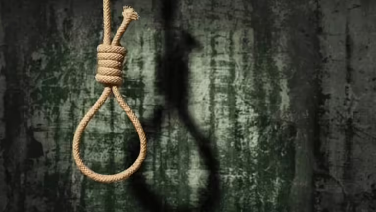 इंदौर में महिला ने की आत्महत्या,कमरे से मिला सुसाइड नोट:वीडियो कॉल पर पति से बात के दौरान लगाई फांसी, तीन साल पहले हुआ था तलाक