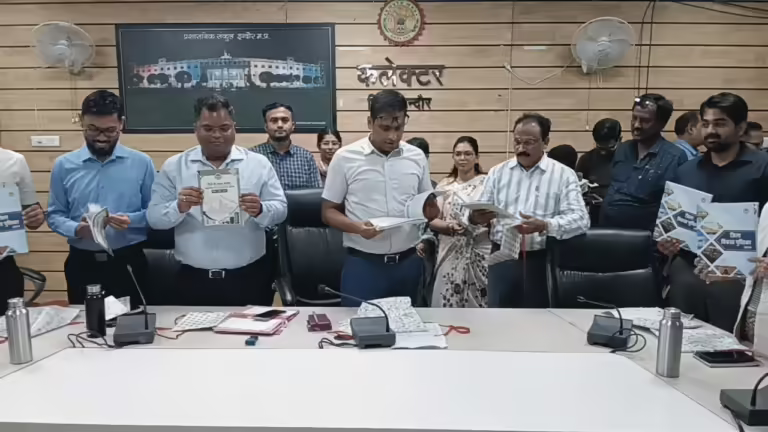इंदौर “जिला विकास पुस्तिका 2024” का विमोचन।विकास के विविध पहलुओं का समेकित दस्तावेज।