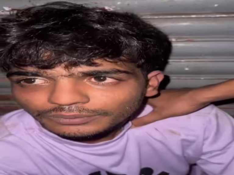 युवती को नशा कराने आए युवक को हिंदूवादियों ने पकड़ा:मोबाइल में मिले लड़कियों के फोटो-वीडियो,कैदियों को पैसे भेजने के प्रमाण;पुलिस को सौंपा