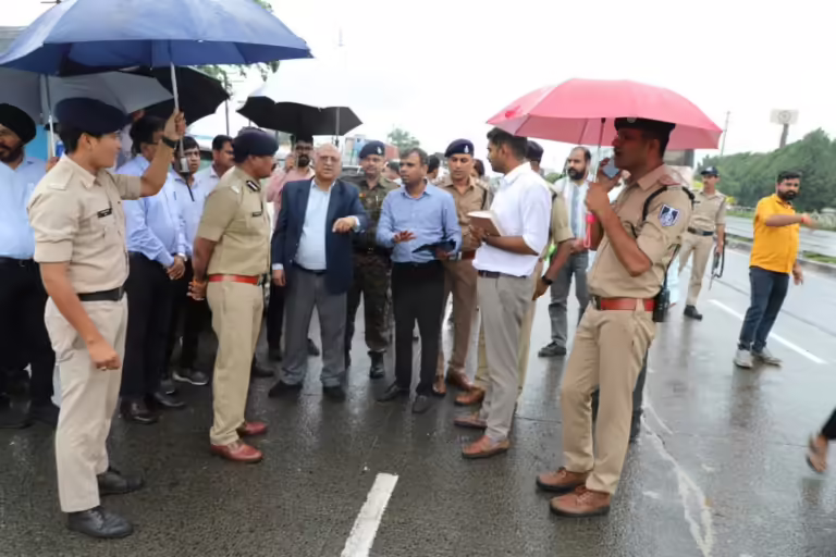 सुप्रीम कोर्ट की सड़क सुरक्षा समिति के अध्यक्ष एवं सुप्रीम कोर्ट के पूर्व न्यायाधीश न्यायमूर्ति श्री अभय मनोहर सप्रे ने किया ब्लैक स्पॉट्स का निरीक्षण.