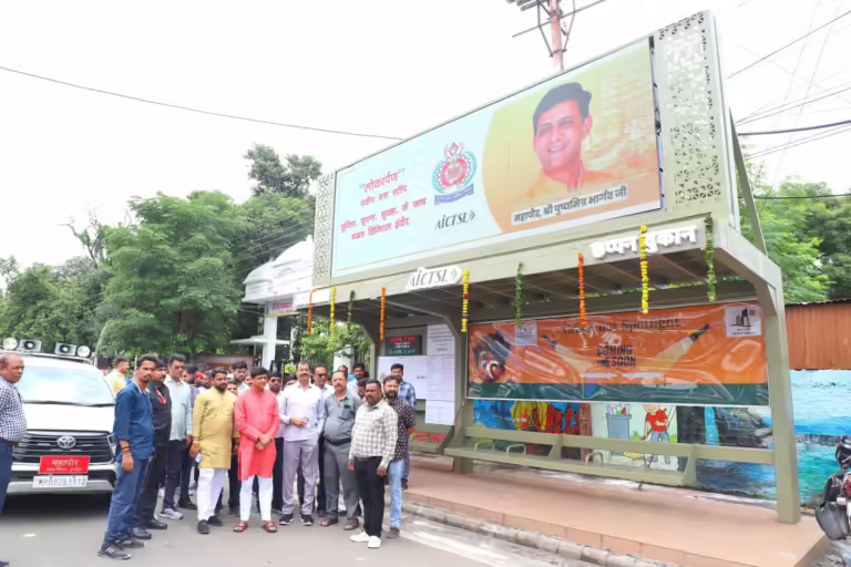 “डिजिटल इंदौर की नई उड़ान: क्लीन ओर डिजिटल बस स्टॉप्स की सौगात”