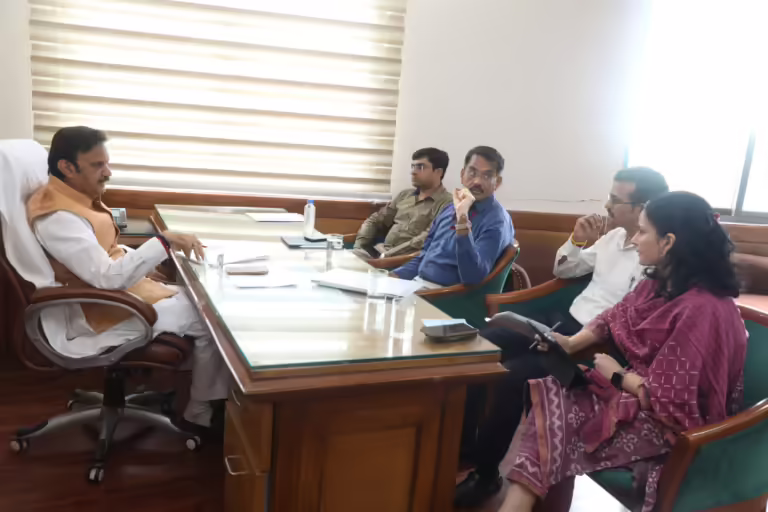 निर्माणाधीन कार्यों को समय से पूर्ण करें और शीघ्र सेवा प्रदाय करें : उप मुख्यमंत्री श्री शुक्ल