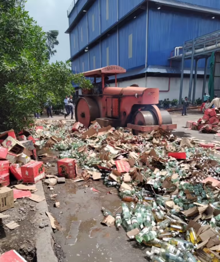 आबकारी विभाग ने लगभग 12 लाख रूपये मूल्य की मदिरा को किया नष्ट