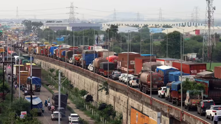 इंदौर में यातायात नियमों का 10 से अधिक बार उल्लंघन करने वाले आदतन वाहन चालकों के वाहनों के पंजीयन होंगे निरस्त .वाहन चालकों की सुविधा को देखते हुए सिग्नलों का होगा समय तय.