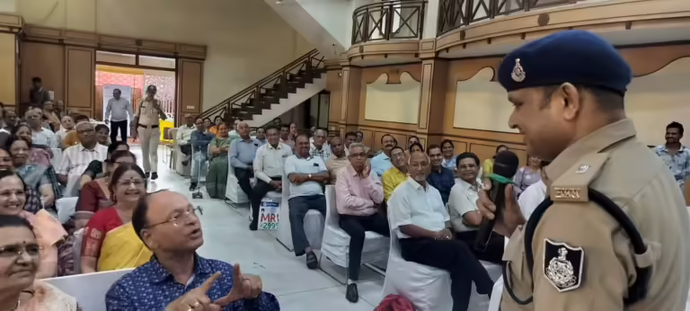 स्वास्थ्य शिविर में अपनी सेहत के साथ साइबर फ्रॉड के प्रति भी हुए जागरूक। माहेश्वरी आनंदम संस्था के सदस्यों ने इंदौर पुलिस की साइबर पाठशाला में लिया, विभिन्न साइबर फ्रॉड से बचने का भी ज्ञान।