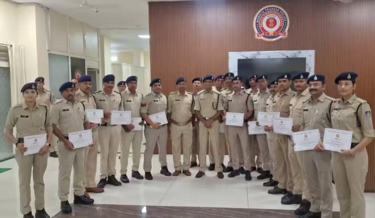 सीएम हेल्पलाईन पर प्राप्त शिकायतों के निराकरण एवं ए” ग्रेड प्राप्त करने मे महत्वपूर्ण भूमिका निभाने वाले 19 पुलिस अधिकारियों/कर्मचारियों को, बेहतर कार्य पर मिला सम्मान।