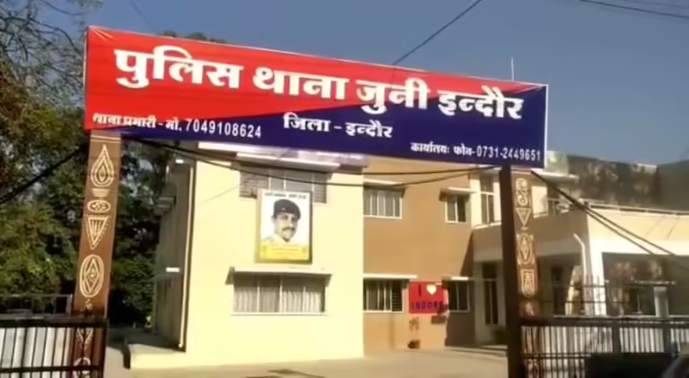 सोशल मीडिया पर जिला संयोजक के विरूध्द आपत्तिजनक कमेंट करने वाले आरोपी को, पुलिस थाना जूनी इंदौर ने किया गिरफ्तार।
