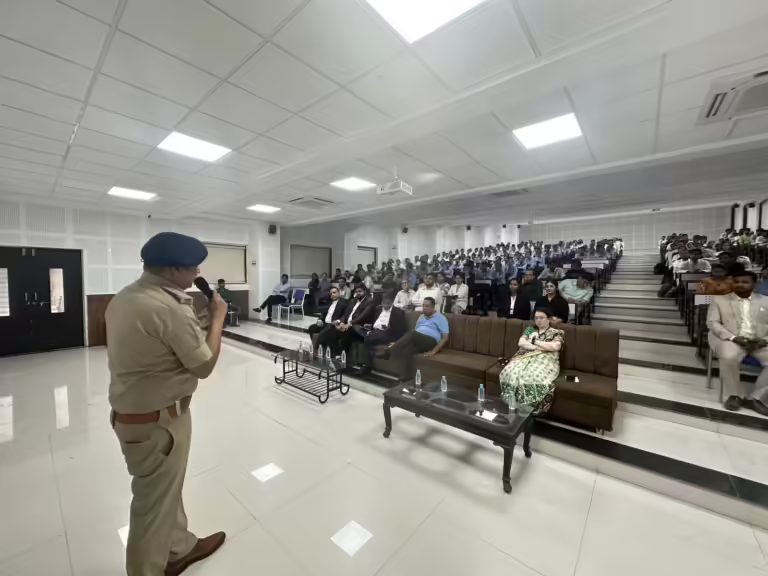 LNCT Medical College & Sewakunj Hospital के डॉक्टर्स स्टूडेंट्स ने, इंदौर पुलिस की साइबर पाठशाला में लिया ये ज्ञान..
