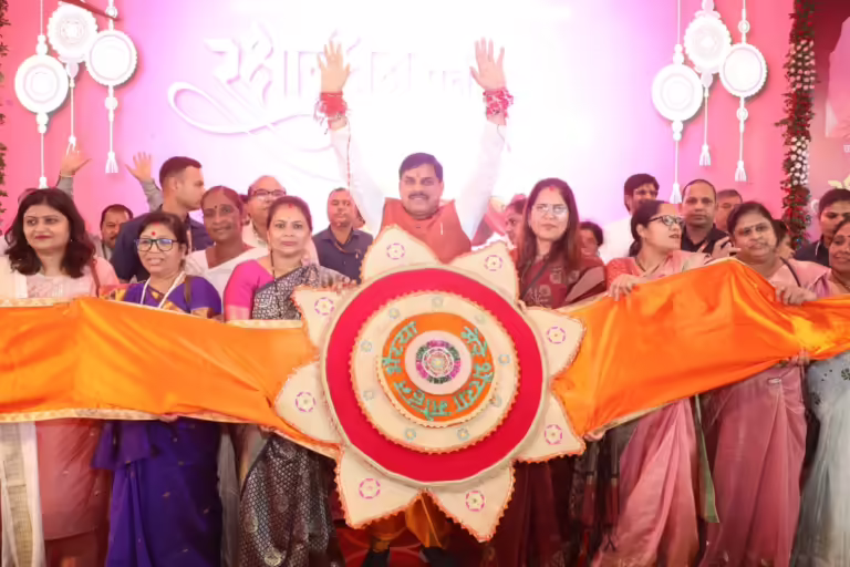 मुख्यमंत्री डॉ. मोहन यादव ने सभी लाड़ली बहनों को दिया रक्षाबंधन का शगुन।