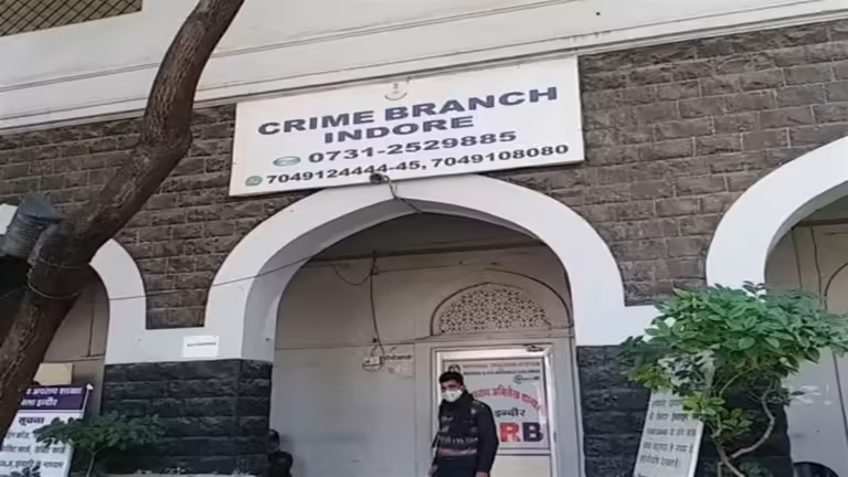 इंदौर में क्राइम ब्रांच ने ऑफिस बुलाकर 170 लोगों को दी ‘खुशी’, महिलाएं बोलीं- राखी का गिफ्ट मिल गया