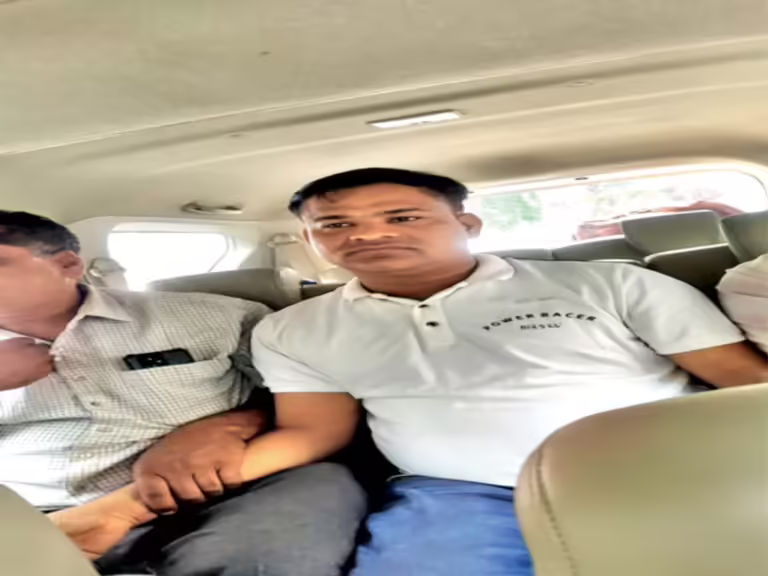 लोकायुक्त की कार्रवाई:10 हजार घूस लेते पकड़ा तो बेहोश होने का नाटक करने लगा बिजली कंपनी का जेई