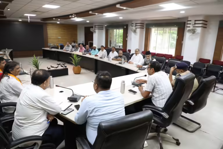 आगामी त्यौहारों और आयोजनों में डीजे पर पूर्ण प्रतिबंध, पीओपी मूर्तियों के निर्माण व विक्रय संबंधी प्रतिबंध का कराया जायेगा सख्ती से पालन।