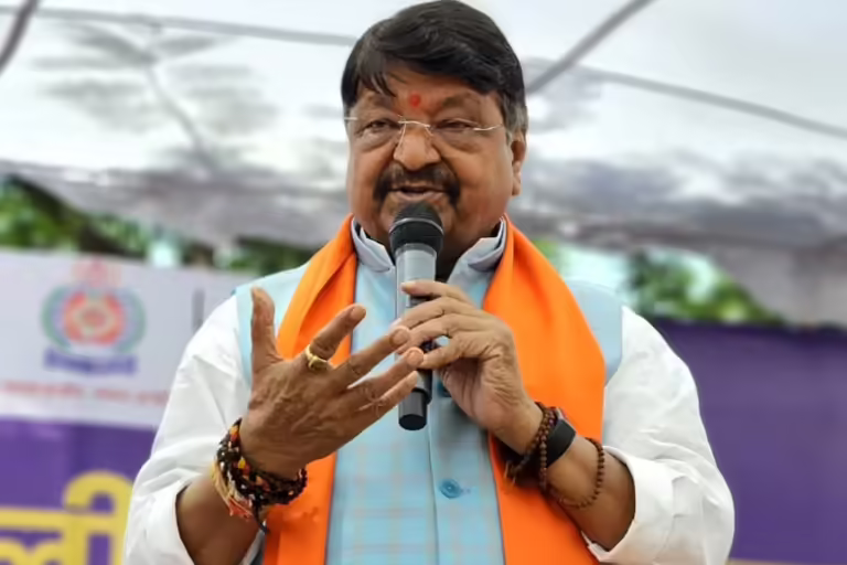 मंत्री श्री विजयवर्गीय जी ने कांग्रेस पर साधा निशाना, बोले- SIR पर कांग्रेस का झूठा नैरेटिव बेनकाबराहुल गांधी से पूछा- जब आपकी मां इस देश की नागरिक नहीं थीं, तब वोटर लिस्ट में नाम कैसे जुड़ा?