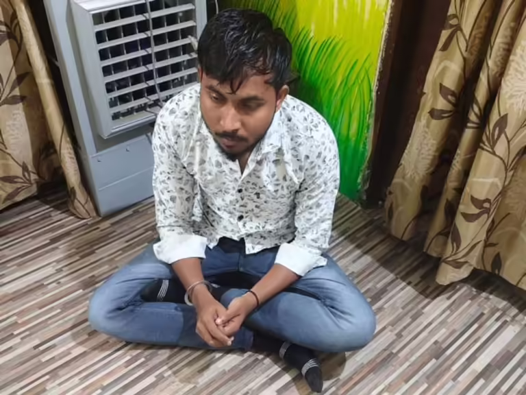 इंदौर में सोशल मीडिया से दोस्ती कर किया रेप:धर्म बदलने युवती को धमकाया; आरोपी के मोबाइल से मिली कई लड़कियों की चैट और वीडियो