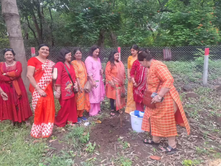 संभागायुक्त, कलेक्टर सहित जिले के प्रशासनिक अधिकारियों की पत्नियों ने भी ग्रीन इंदौर अभियान में की सहभागिता