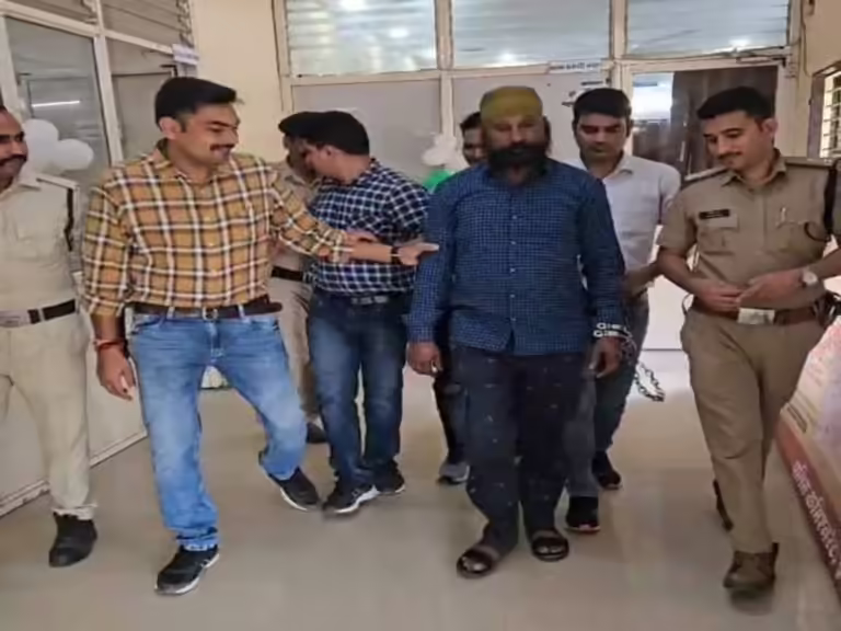 इंदौर में बाप-बेटे दिन में करते थे रेकी:रात में सूने मकानों में करते थे चोरी, एक अरेस्ट; डॉलर, कैश और सामान जब्त