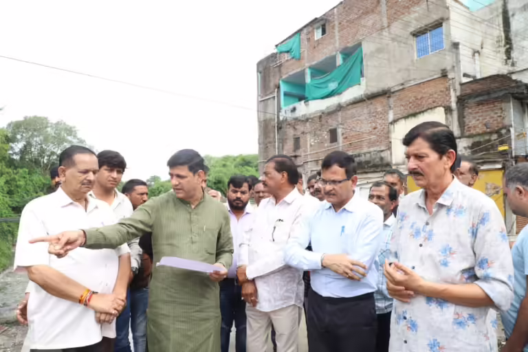 महापौर एवं विधायक द्वारा मालवा मिल ब्रिज निर्माण कार्य का निरीक्षण