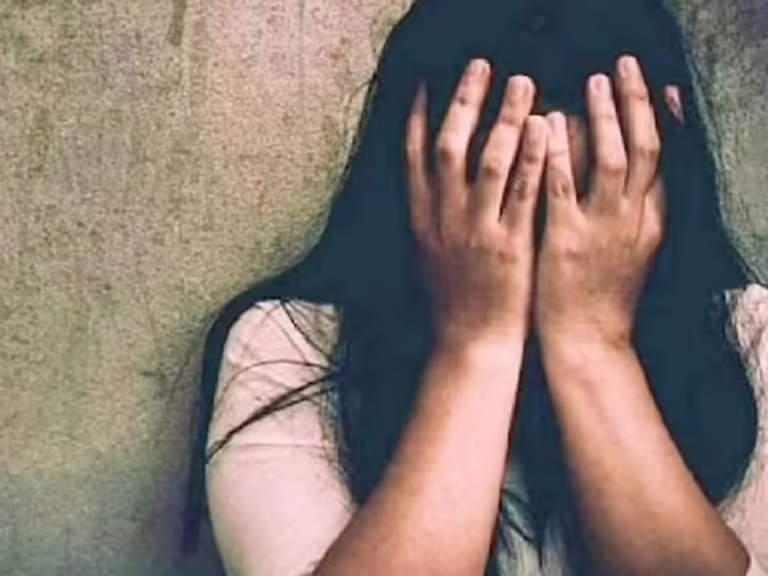 इंदौर में शादी का झांसा देकर रेप,पीड़िता से मारपीट:निजी कंपनी में हुई दोस्ती फिर लिव इन में रहे, गांव गया तो लौटा ही नहीं राहुल