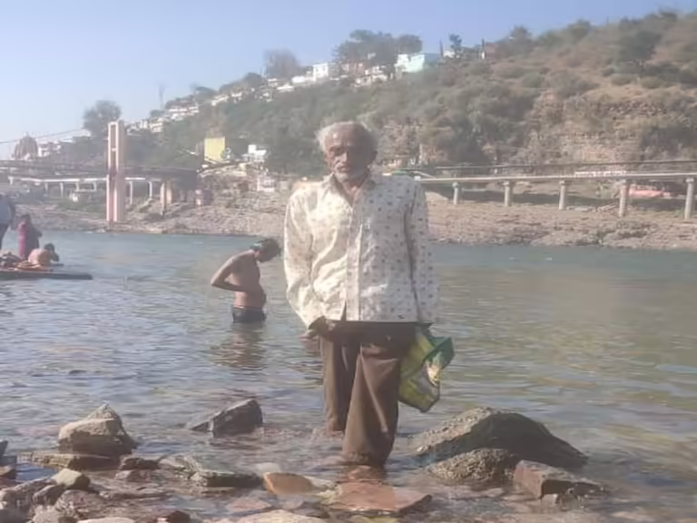 इंदौर में सब्जी व्यापारी ने किया सुसाइड:बेटे की नींद खुली तो पिता फंदे पर लटके मिले, कहा – कर्जदार परेशान कर रहे थे