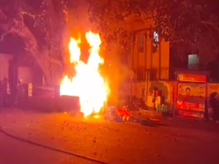 नली फटने से चाय दुकान में लगी आग
