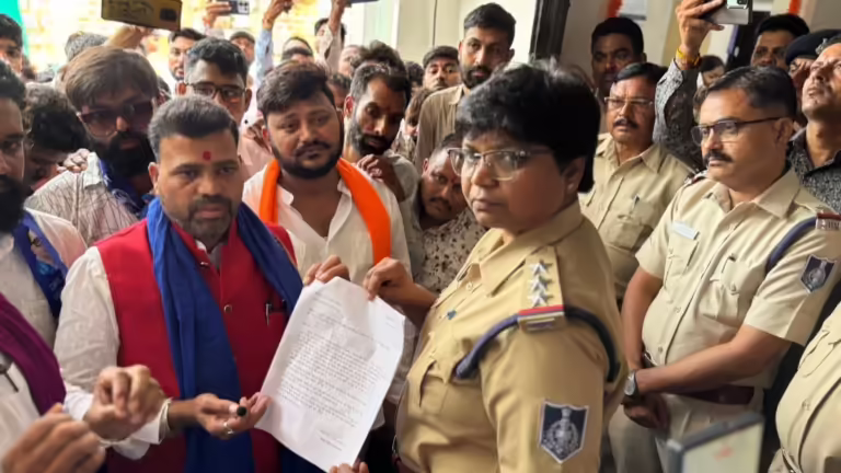हिंदू युवक को “सर तन से जुदा” की धमकी, संगठन ने किया थाने का घेराव
