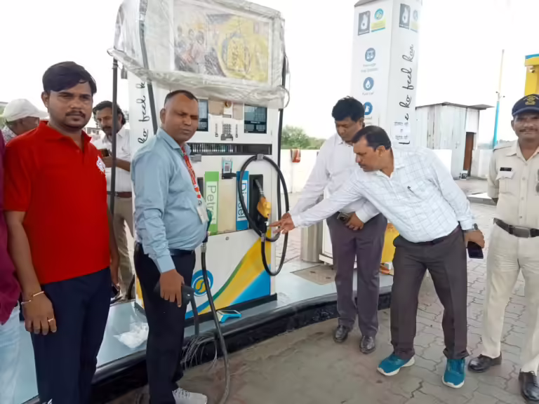 इंदौर जिले में लागू हुआ “नो हेलमेट – नो पेट्रोल” आदेश – उल्लंघन पर सख्त कार्रवाई भी शुरू.आदेश का पालन नहीं करने पर एक पेट्रोल पंप को किया गया सिल