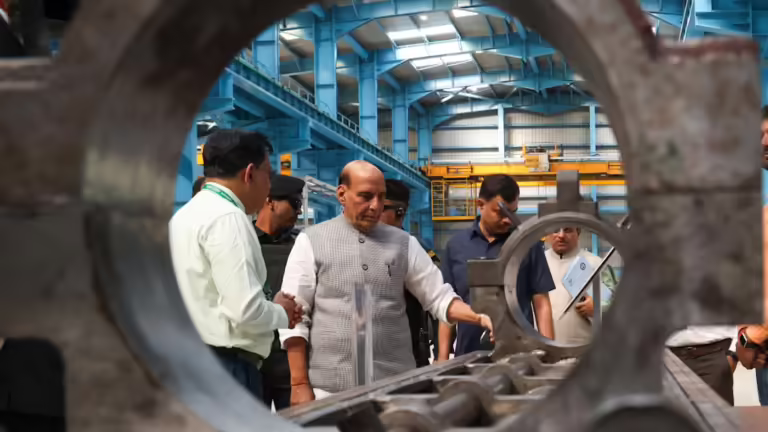 मौजूदा तकनीक में निपुणता हासिल करना और नए नवाचारों तथा अप्रत्याशित चुनौतियों के लिए तैयार रहना ही आधुनिक युद्ध की जटिलताओं से प्रभावी ढंग से निपटने में अत्यंत महत्वपूर्ण है: #रणसंवाद में #रक्षामंत्री