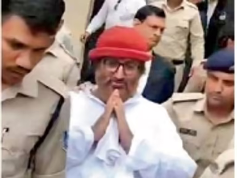 नारायण के कई महिलाओं से संबंध, पत्नी ने मांगा तलाक