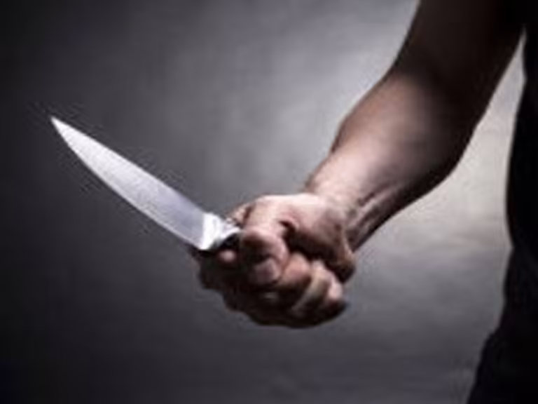 युवकों पर घेरकर चाकू से हमला,आठ के खिलाफ केस