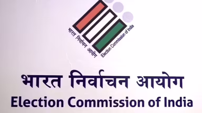 भारत निर्वाचन आयोग का दस सदस्य दल पहुंचा मतदान केन्द्र पर