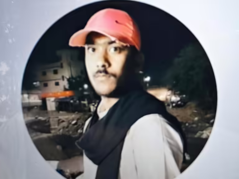 पीथमपुर में फंदे पर लटका मिला सब्जी विक्रेता का शव:किराए के कमरे में रहता था, नहीं मिला कोई सुसाइड नोट
