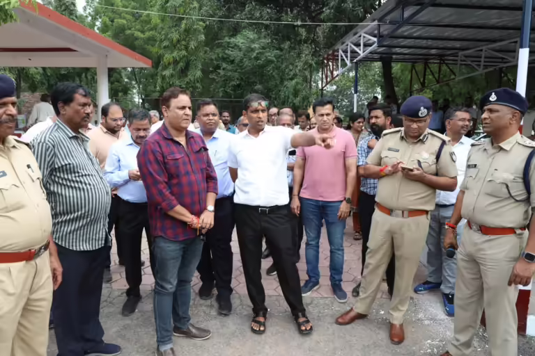 कलेक्टर एवं जिला दंडाधिकारी श्री आशीष सिंह ने आपराधिक गतिविधियों में संलिप्त 6 अपराधियों को किया जिलाबदर