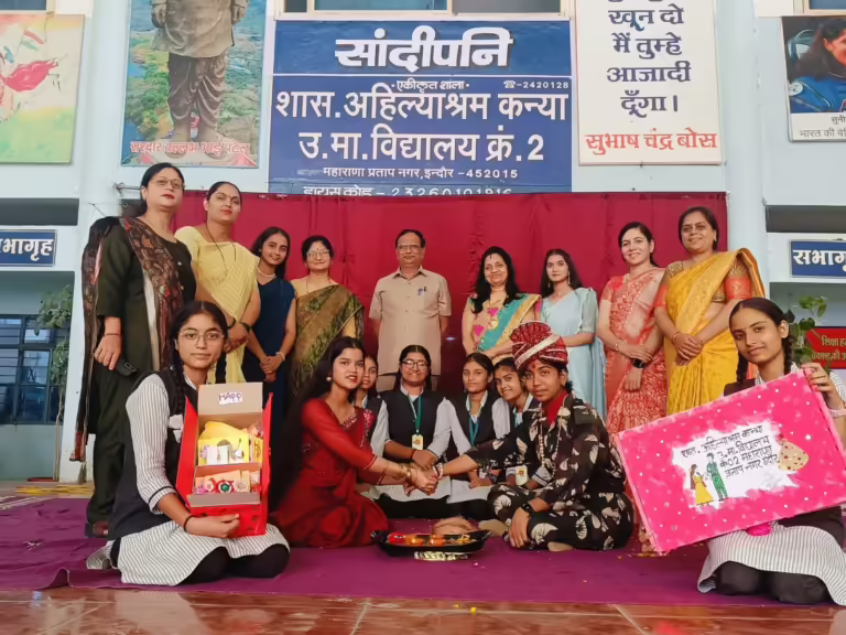 अहिल्याश्रम क्रमांक – 2 की छात्राओं ने वीरों को रक्षा सूत्र भेजकर सैल्यूट किया.