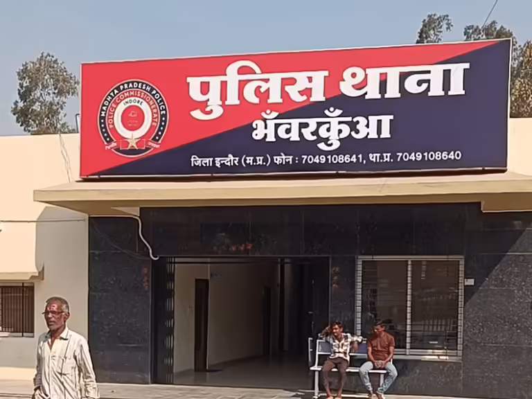इंदौर में धोखे से बेच दी पत्नी की प्रॉपर्टी:महिला मित्र का फोटो चिपकाकर किया सौदा; देखने गई तो किसी और का बोर्ड लगा मिला
