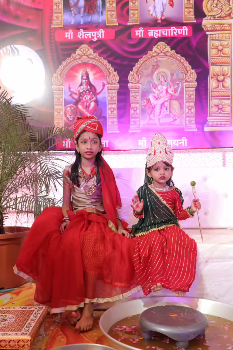 हरिहर आश्रम द्वारा बेटी बचाओ बेटी पढ़ाओ संकल्प के साथ कन्याओं का पाद पूजन