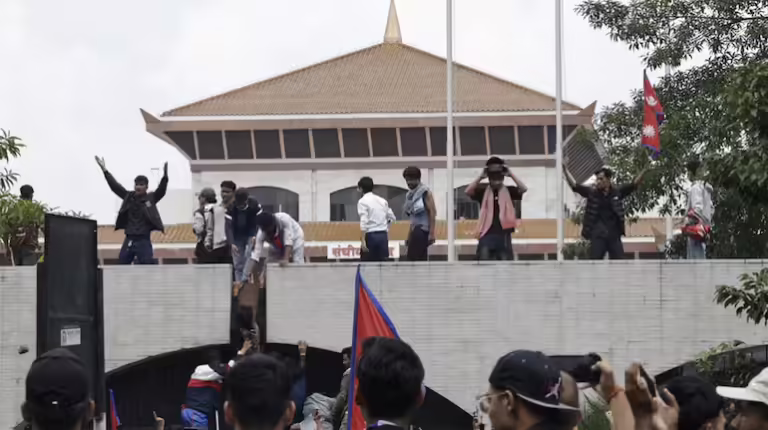 Nepal Gen-Z Protest: नेपाल में बवाल! संसद भवन में घुसे प्रदर्शनकारी, सोशल मीडिया बैन के खिलाफ सड़कों पर उतरे युवा