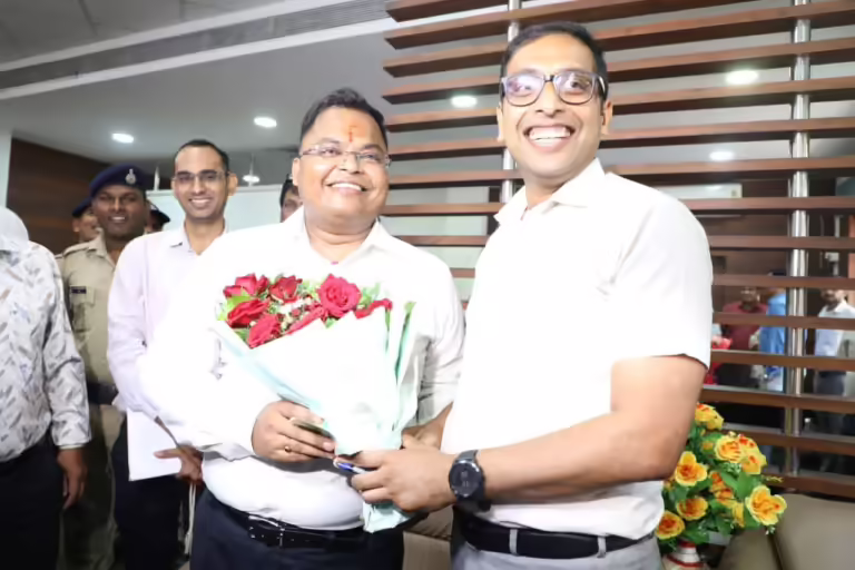 श्री शिवम वर्मा ने इंदौर कलेक्टर का पदभार ग्रहण किया