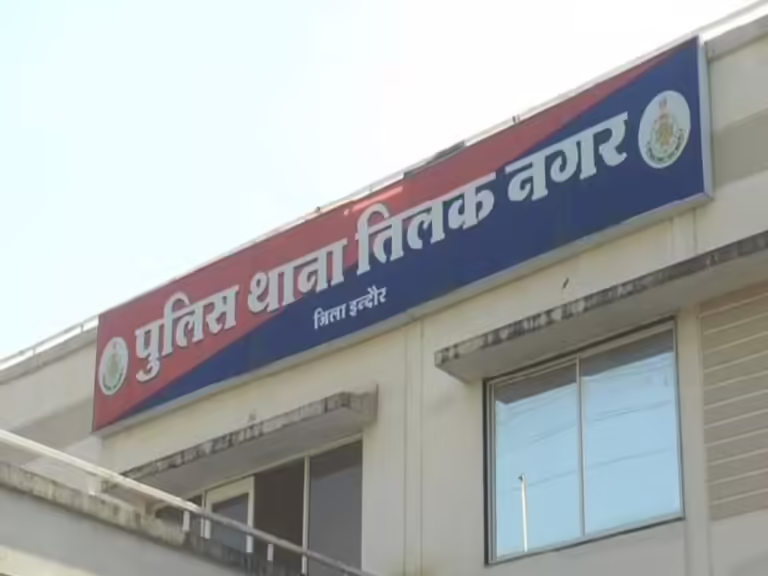 इंदौर में बालकनी से गिरने पर छात्रा की मौत:कपड़े सुखाते समय पैर फिसलने से सड़क पर गिरी, इलाज के दौरान तोड़ा दम