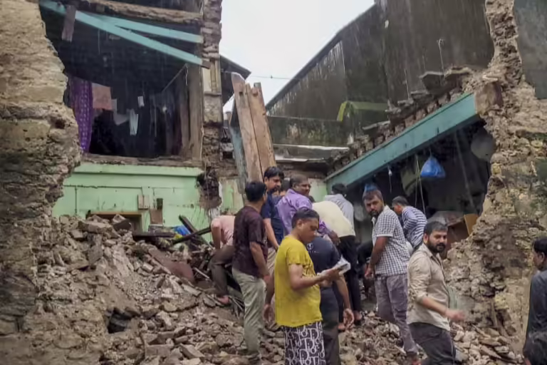 जवाहर मार्ग पर 3 मंजिला इमारत ढही, एक की मौत, मलबे में फंसी महिला और 2 बच्चे मदद को पुकारते रहे