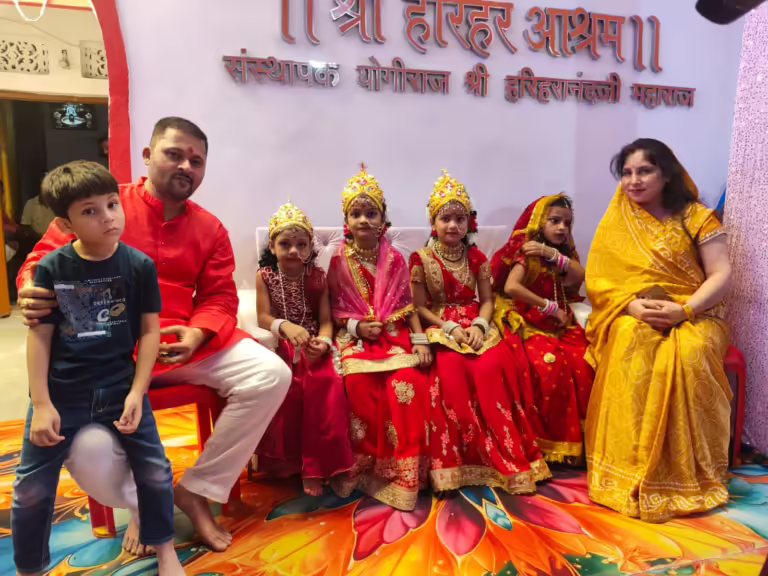 हरिहर आश्रम द्वारा बेटी बचाओ बेटी पढ़ाओ संकल्प के साथ कन्याओं का पाद पूजन