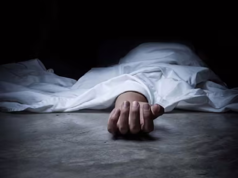 इंदौर का मामला:पिता-पुत्र की संदिग्ध मौत, छोटा बेटा गंभीर हालत में