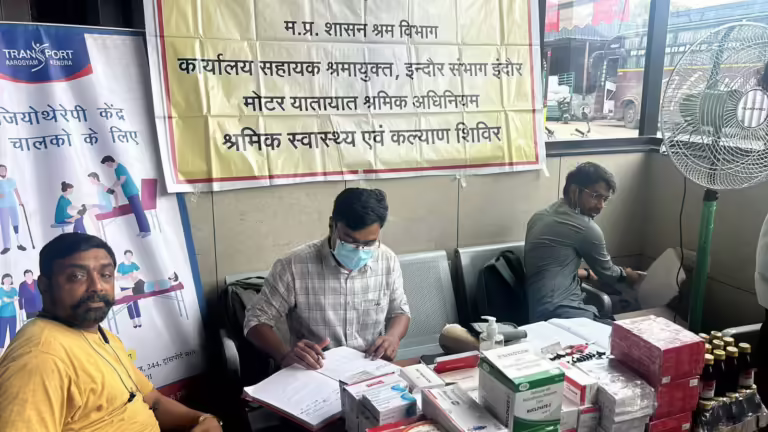 श्रमिकों के लिए मूसाखेडी में निःशुल्क नेत्र परीक्षण शिविर सम्पन्न