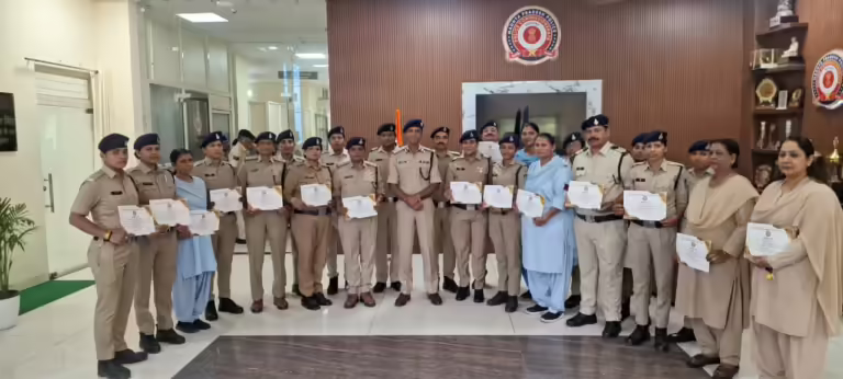 पुलिस की शक्ति मोबाइल टीमों द्वारा उत्कृष्ट कार्य करने पर, पुलिस कमिश्नर इंदौर ने पुलिसकर्मियों को किया सम्मानित।
