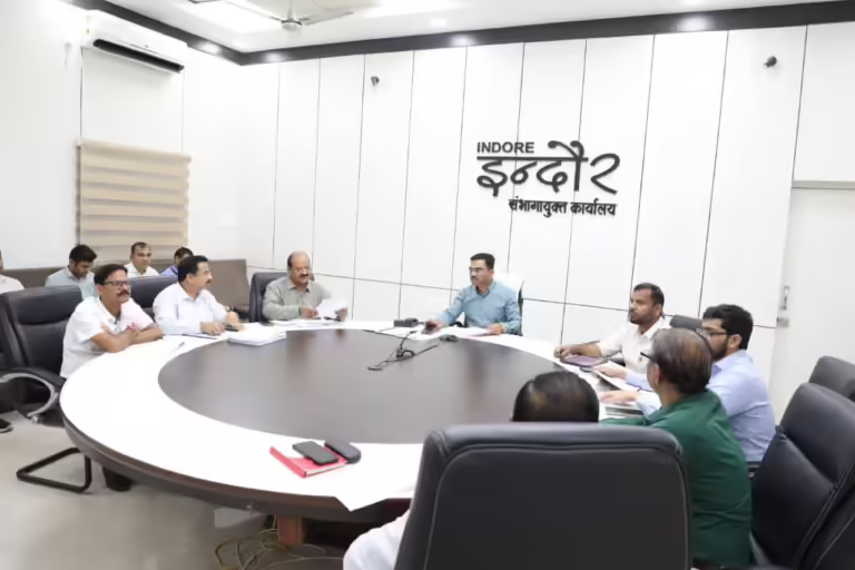 संभागायुक्त डॉ. सुदाम खाड़े की अध्यक्षता में कलेक्टर-कमिश्नर कांफ्रेंस की तैयारियों को लेकर वीडियों कांफ्रेसिंग बैठक आयोजित