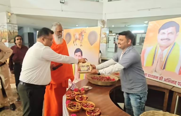 कलेक्टर श्री शिवम वर्मा ने कलेक्टर कार्यालय में गोबर से निर्मित स्वदेशी दीये विक्रय स्टॉल का किया शुभारंभ