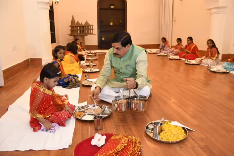 मुख्यमंत्री ने कन्याओं को तिलक लगाकर, चुन्नी ओढ़ाकर स्नेह पूर्वक कराया भोज